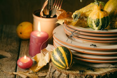 Cadılar Bayramı dekorasyonu ile sofra