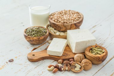 Seçim vegan protein kaynakları ahşap arka plan üzerinde