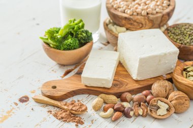 Seçim vegan protein kaynakları ahşap arka plan üzerinde