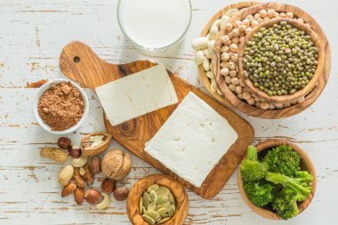 Seçim vegan protein kaynakları ahşap arka plan üzerinde