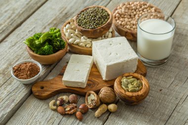 Seçim vegan protein kaynakları ahşap arka plan üzerinde