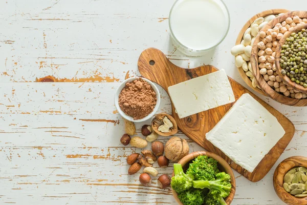 Selezione di fonti proteiche vegane su fondo legno — Foto Stock