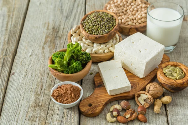 Seçim vegan protein kaynakları ahşap arka plan üzerinde