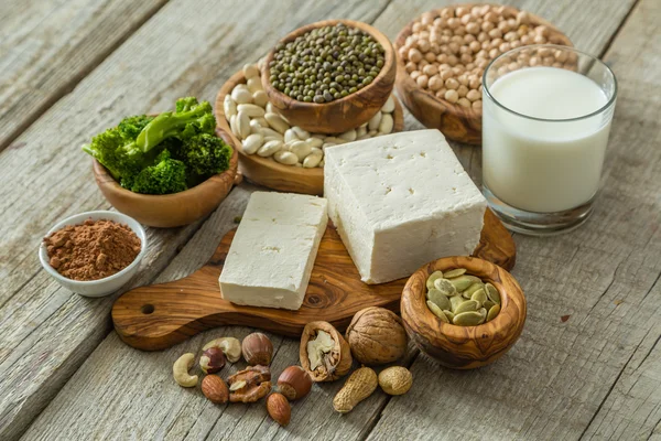 Seçim vegan protein kaynakları ahşap arka plan üzerinde