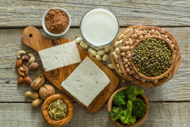 Seçim vegan protein kaynakları ahşap arka plan üzerinde
