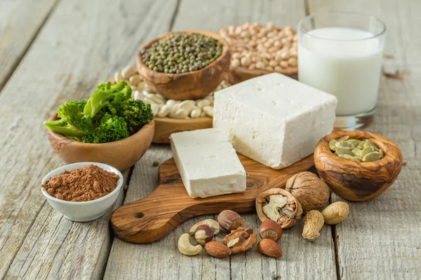 Auswahl veganer Proteinquellen auf Holz-Hintergrund — Stockfoto
