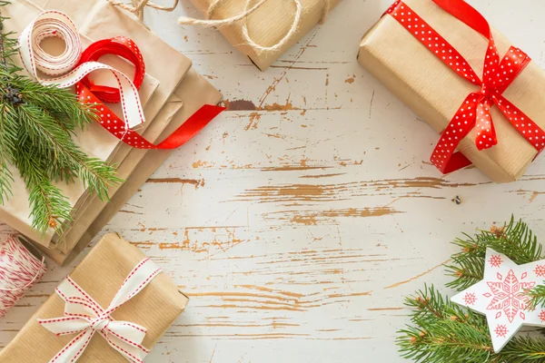 Weihnachtsgeschenke in dekorativen Schachteln — Stockfoto