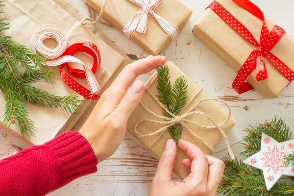 Mains féminines décoration cadeaux — Photo