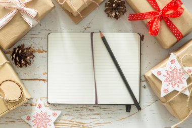 Hediye listesi üzerinde ahşap arka plan yapma