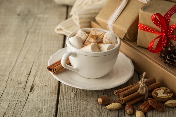 Chocolat chaud avec décorations de Noël — Photo