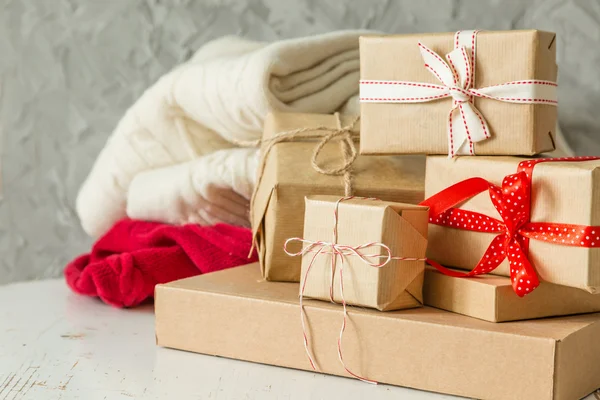 Різдвяні подарунки в декоративних коробках — стокове фото