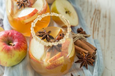 Elma tarçın ve anason ile