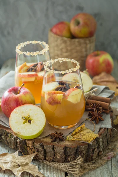 Яблучний сидр з корицею та анісом — стокове фото
