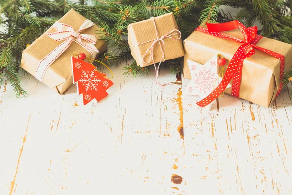Prezenty świąteczne w ozdobnych pudełkach — Zdjęcie stockowe