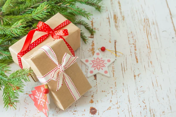 Cadeaux de Noël dans des boîtes décoratives — Photo