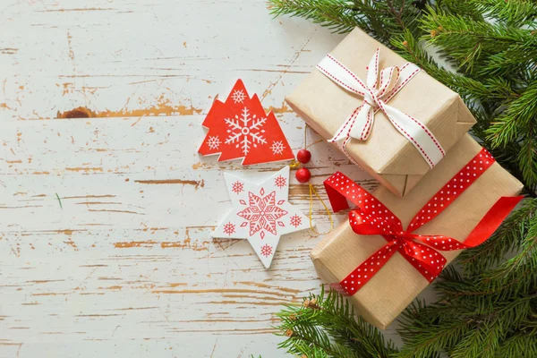 Kerstcadeautjes in decoratieve dozen — Stockfoto