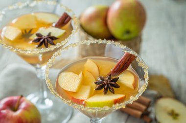 Elma tarçın ve anason ile kokteyl