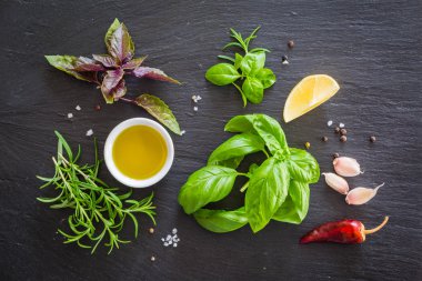 Çeşitli taze otlar ve baharatlar