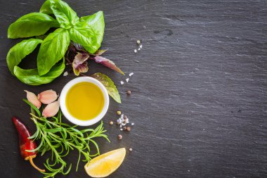 Çeşitli taze otlar ve baharatlar