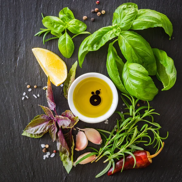 Çeşitli taze otlar ve baharatlar