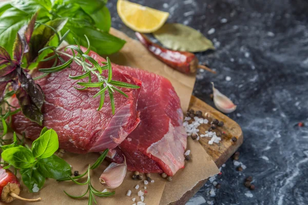 Carne crua de bovino com ervas e especiarias — Fotografia de Stock