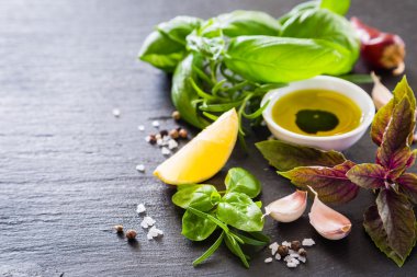 Çeşitli taze otlar ve baharatlar