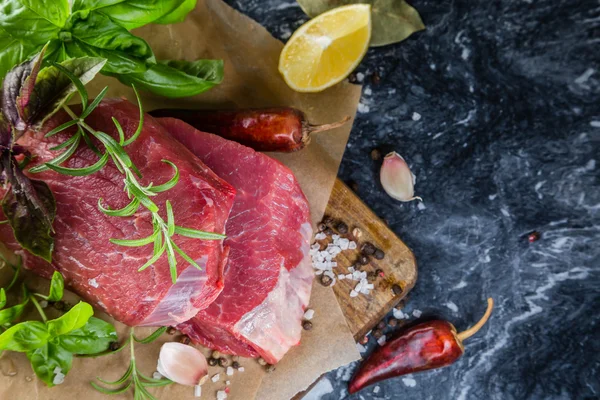 원시 쇠고기 고기를 향신료와 허브 그리고 — 스톡 사진