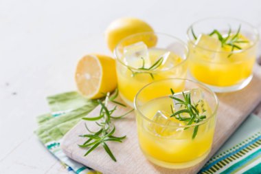 Limon ve biberiye kokteyller