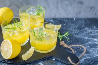 Limon ve biberiye kokteyller