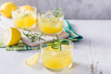 Limon ve biberiye kokteyller