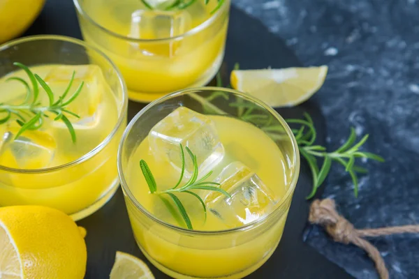 Limon ve biberiye kokteyller