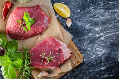 Otlar ve baharatlar ile ham sığır eti