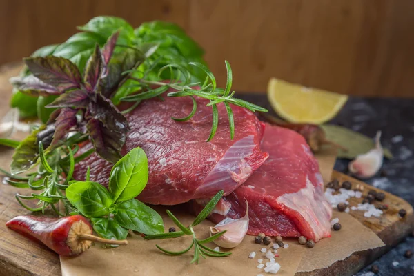 Viande de bœuf crue aux herbes et aux épices — Photo