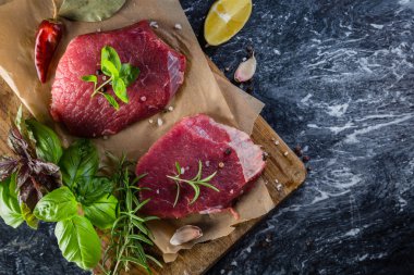 Otlar ve baharatlar ile ham sığır eti