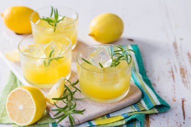 Limon ve biberiye kokteyller