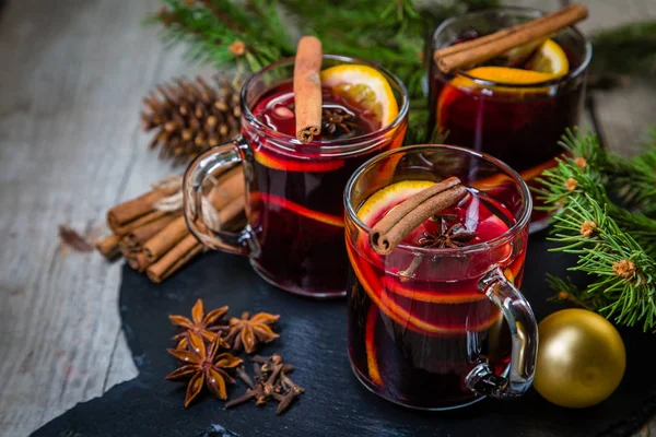 Mulled wine in glass cups — Stock Photo, Image