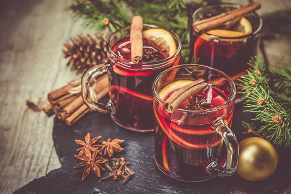 Vin chaud dans des tasses en verre — Photo