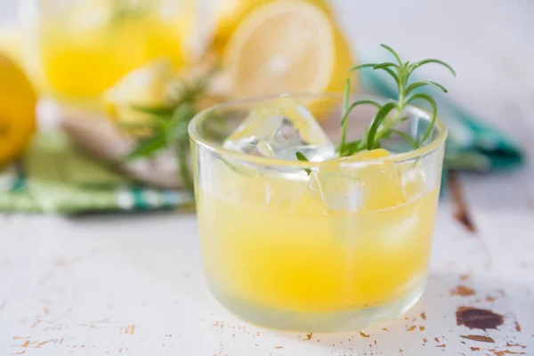 柠檬和迷迭香的鸡尾酒 — 图库照片