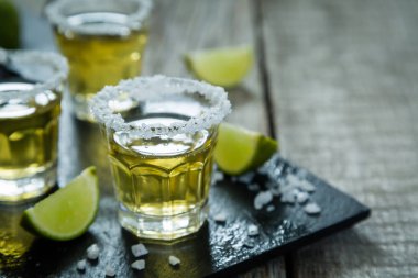 Limon ve tuz ile altın tekila