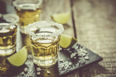 Limon ve tuz ile altın tekila