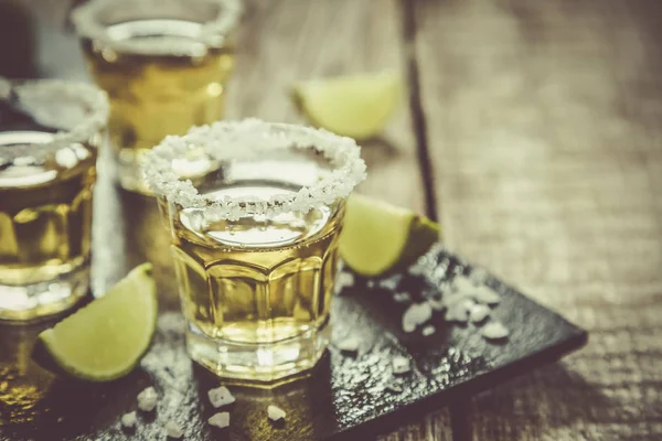 Tequila de ouro com limão e sal — Fotografia de Stock