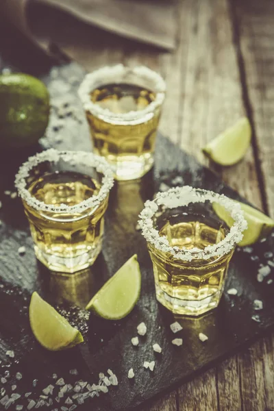 Tequila d'oro con lime e sale — Foto Stock