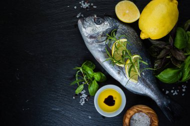 Otlar ve baharatlar ile çiğ balık