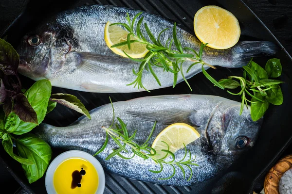 Gyógynövények és fűszerek nyers hal — Stock Fotó