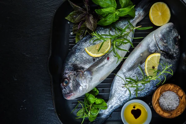 Gyógynövények és fűszerek nyers hal — Stock Fotó