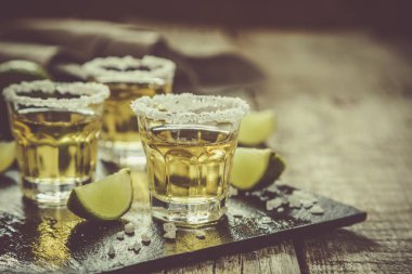 Limon ve tuz ile altın tekila