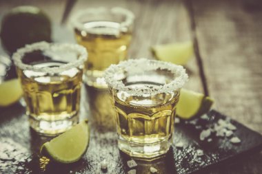 Limon ve tuz ile altın tekila