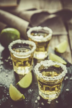Limon ve tuz ile altın tekila