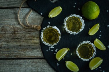 Limon ve tuz ile altın tekila