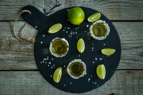 Tequila d'oro con lime e sale — Foto Stock